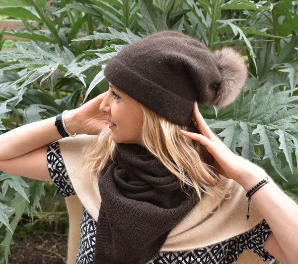 https://www.artisansmongols.fr/wp-content/uploads/2020/09/bonnet-tombant-pure-laine.jpg